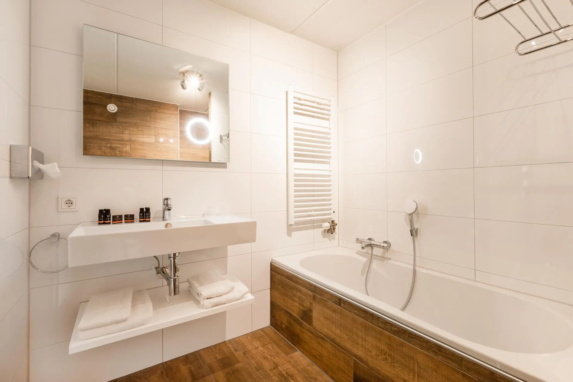 bostuin_badkamer_wastafel_Hotel_Herikerberg_Paginabeheer_Bostuin_Kamer__202402131456064[1]